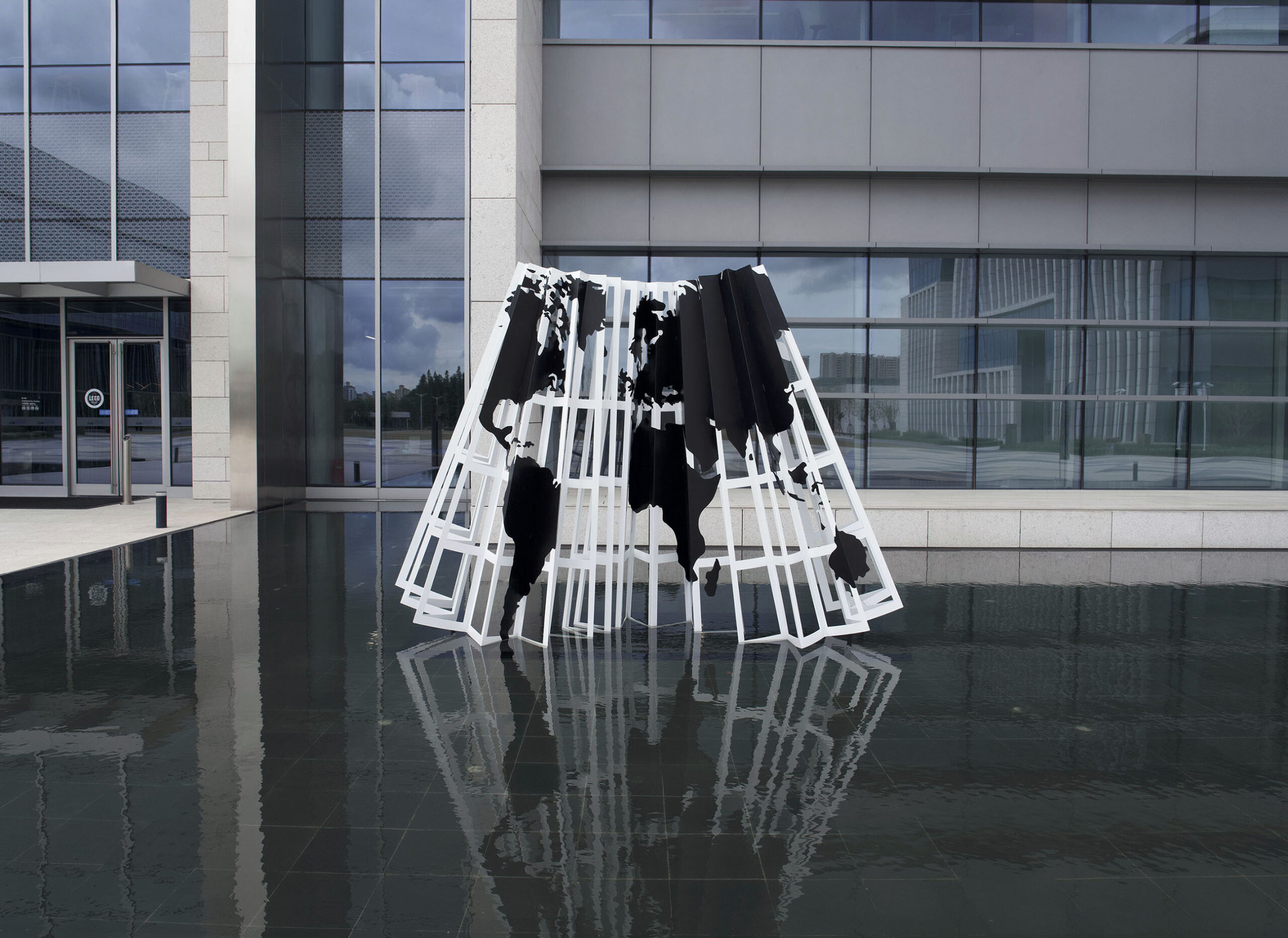 Folded World_MarinaCamargo_Foto-Junyi Yu, 2025_3b_web3