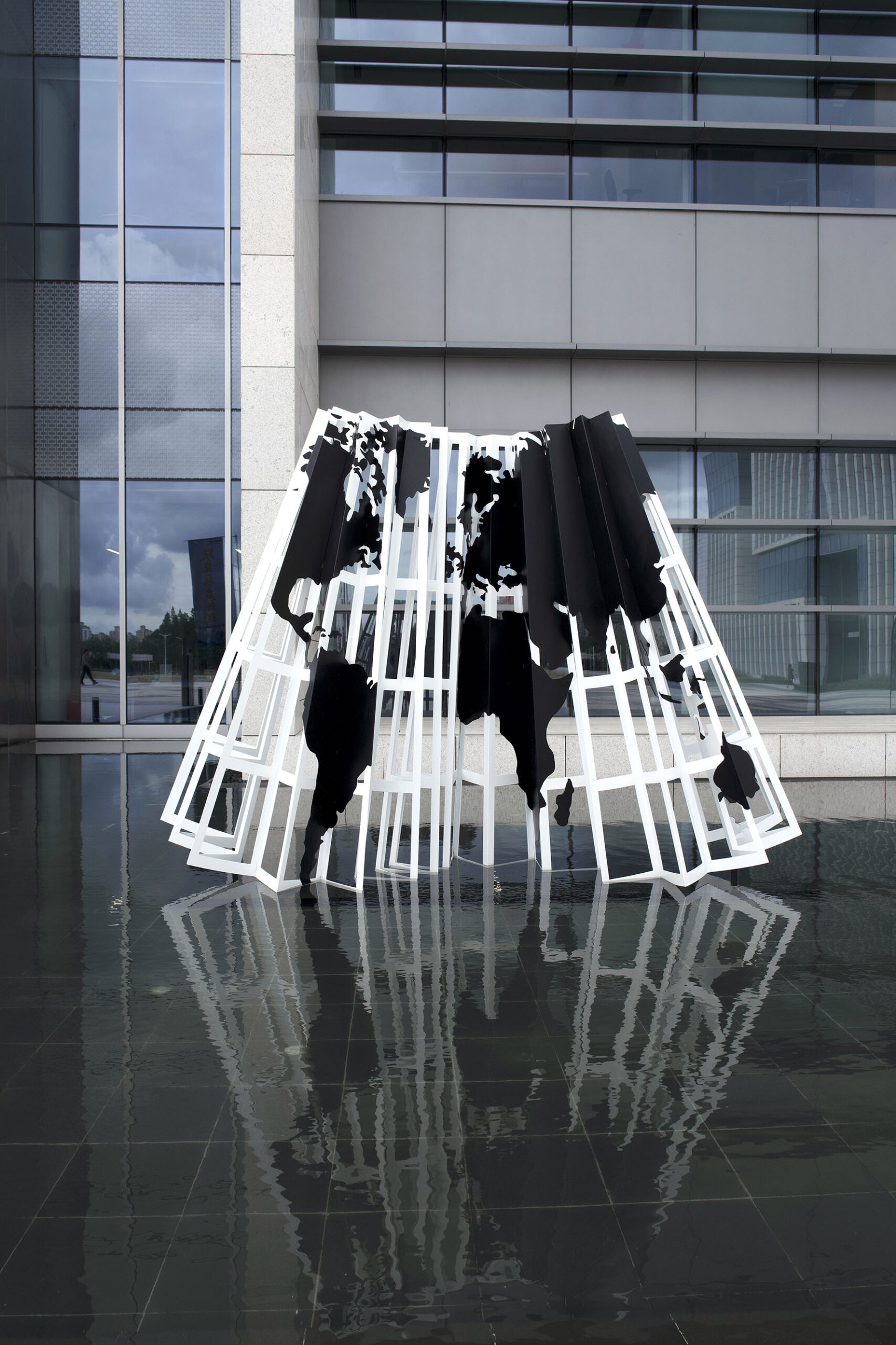Folded World_MarinaCamargo_Foto-Junyi Yu, 2025_web